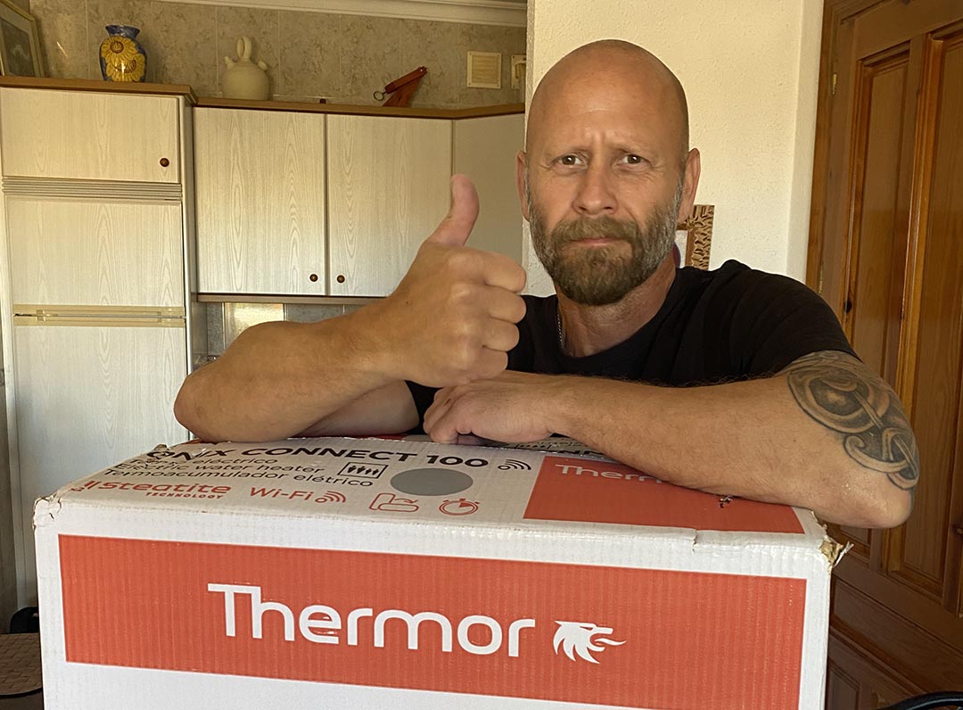 Marthin Andersen con un termo Thermor — Andersen VVS, Torrevieja